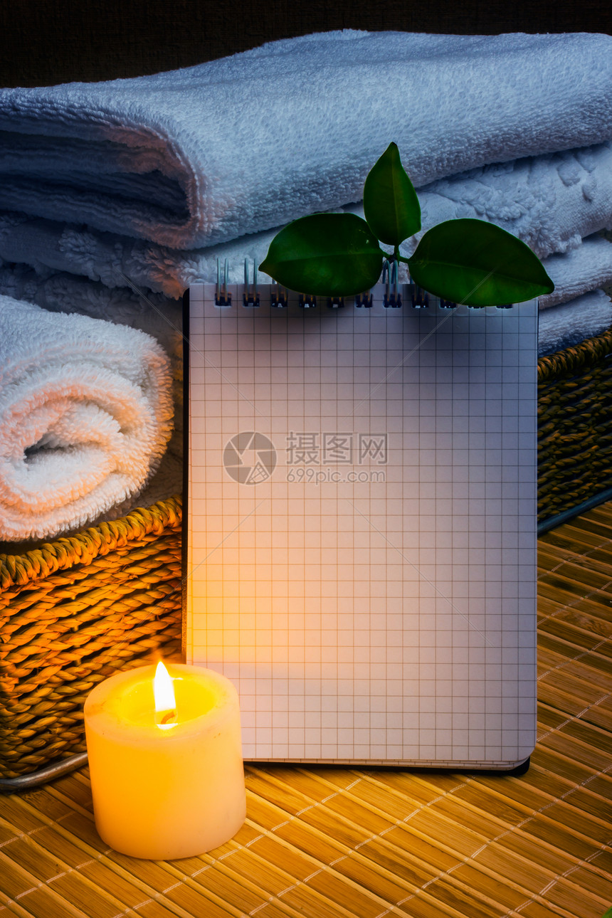 带毛巾和蜡烛的斯帕卫生宽慰疗法治疗卵石奢华植物药品浴室香味图片