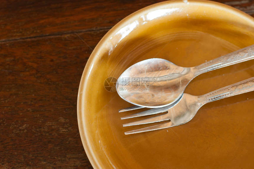汤匙叉在盘子上图片