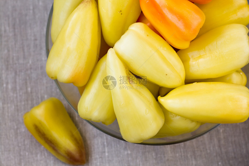盘子上有很多黄色和橙色的胡椒橙子食物减肥美食饮食蔬菜营养图片