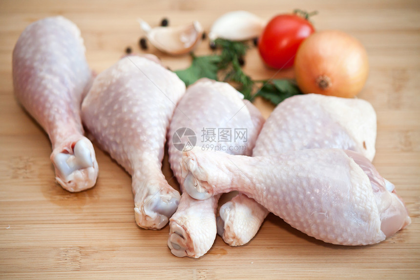 生鸡腿 在切肉野猪上加蔬菜和香料皮肤胡椒洋葱木头木板茴香烹饪青菜宏观盘子图片