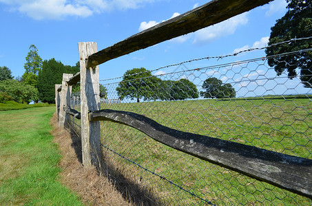 草场沿线的木栅栏背景图片