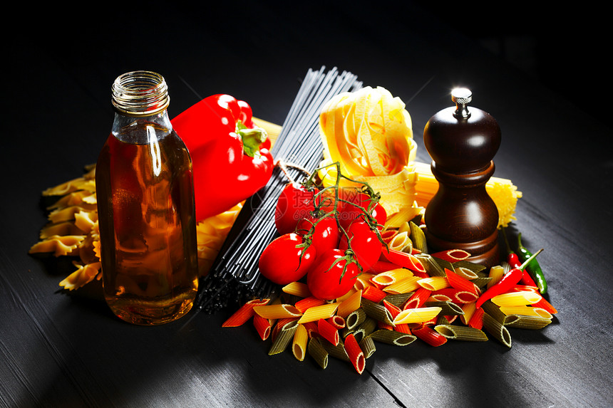 黑桌上的面食成分桌子辣椒食物烹饪厨房蔬菜面条文化香料盘子图片
