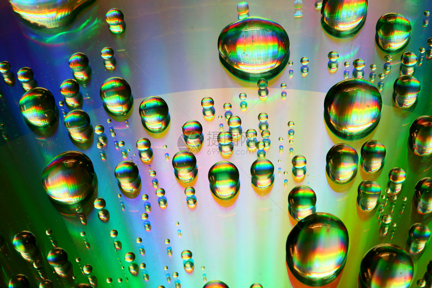 多彩水滴雨滴飞沫液体反射彩虹淋浴雨水气泡宏观紫色图片