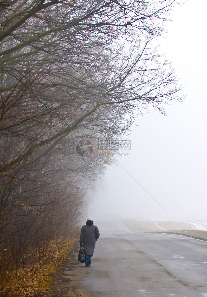 公路上的人在路上森林乡村灰色沥青旅行小路树木村庄天气场地图片