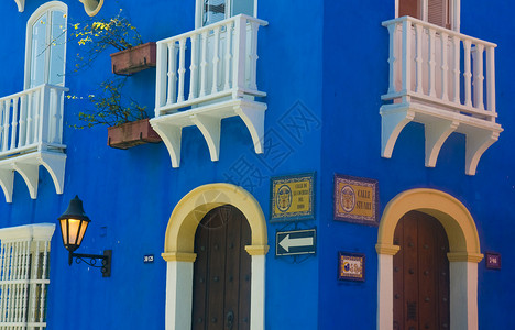 卡塔赫纳德印第亚斯房子街道教会殖民建筑学蓝色建筑拉丁旅行城市背景