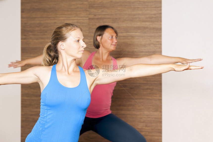 瑜伽演习健康团体班级成人专注课程冥想女性训练老年图片