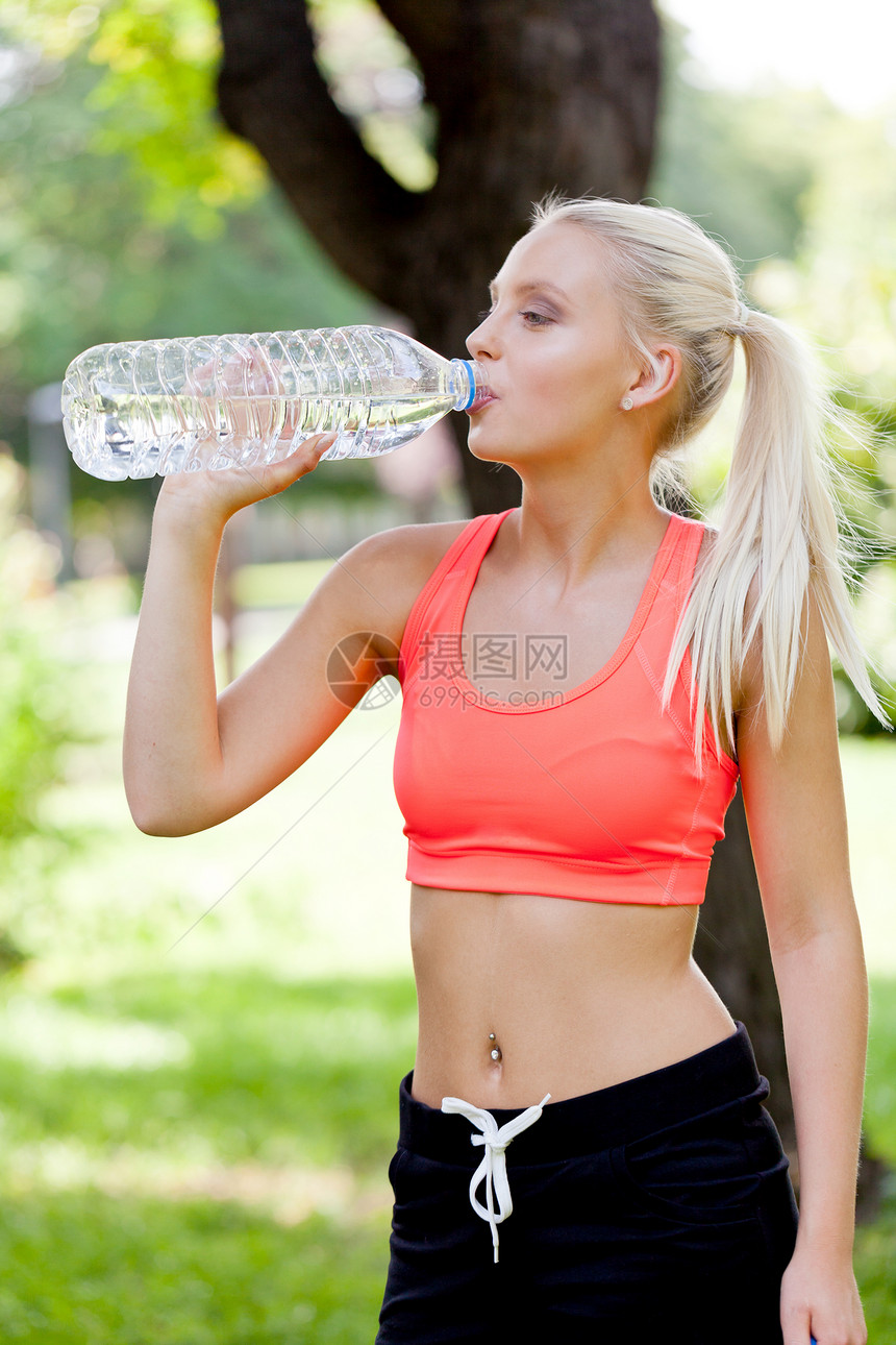具有吸引力的年轻金发青年金发女子饮水户外运动训练饮料女士女性女孩活动液体行动力量赛跑者图片