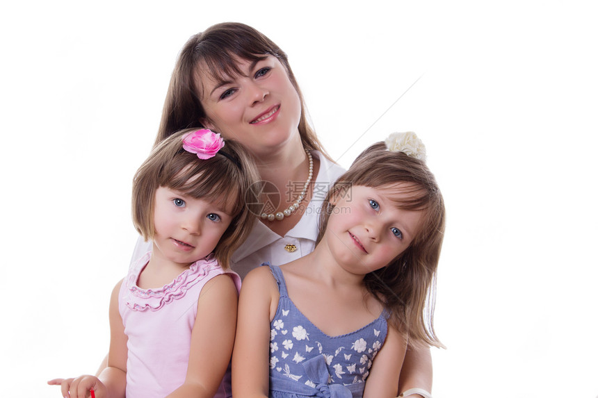 和两个小女儿一起快乐的母亲微笑女士家庭女性乐趣黑发童年母性女孩成人图片