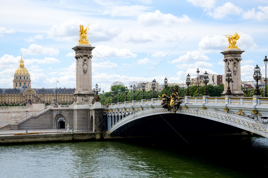 在巴黎的亚历山大三桥建筑学地标雕塑汽车白色金子雕像艺术建筑旅行图片