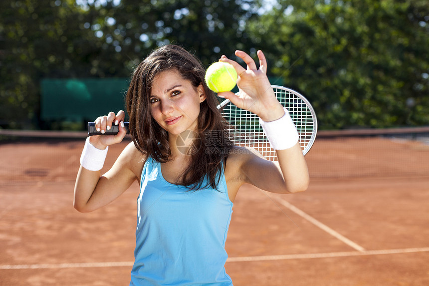 美丽的女孩带着网球拍子微笑女性女孩白色法庭青少年游戏运动玩家女士红色图片