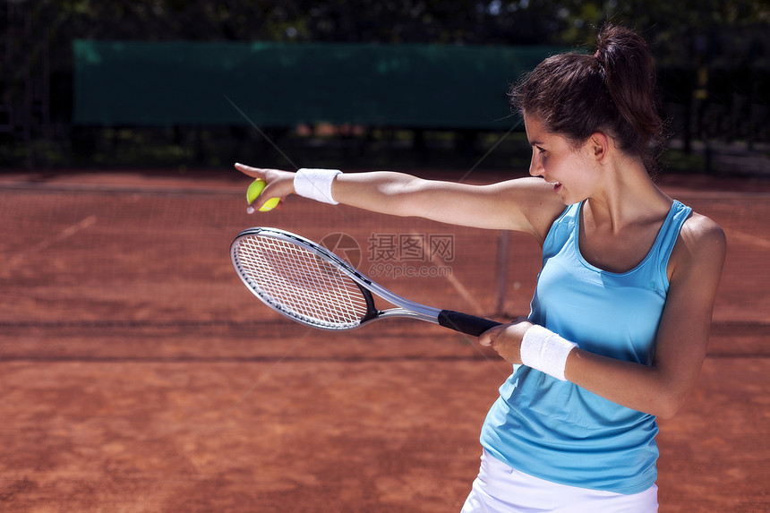 在法庭上打网球的年轻女孩比赛俱乐部竞争球拍游戏橙子青少年竞赛娱乐活动图片