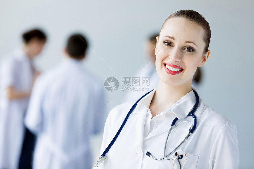 年轻女医生微笑治疗治愈药品职业走廊工作成人医院外套图片