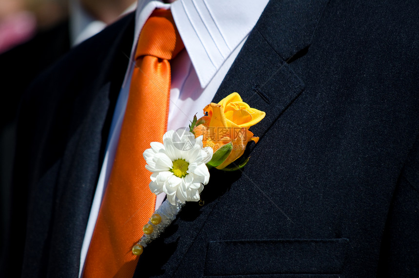 婚内穿礼服男人黑色婚姻玫瑰珠子胸花白色领带花朵花束图片
