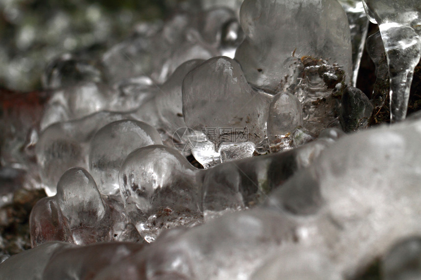 深底的冰柱季节水晶冻结天气白色岩石图片