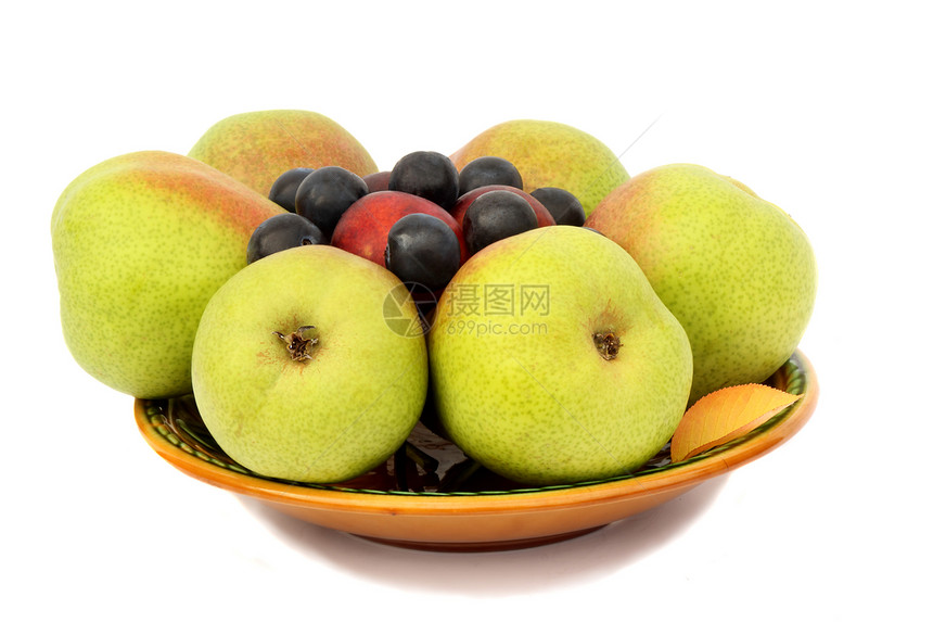 白底盘上的梨子 李子和西梅子园艺甜点水果李子美味食物饮食盘子维生素芳香图片