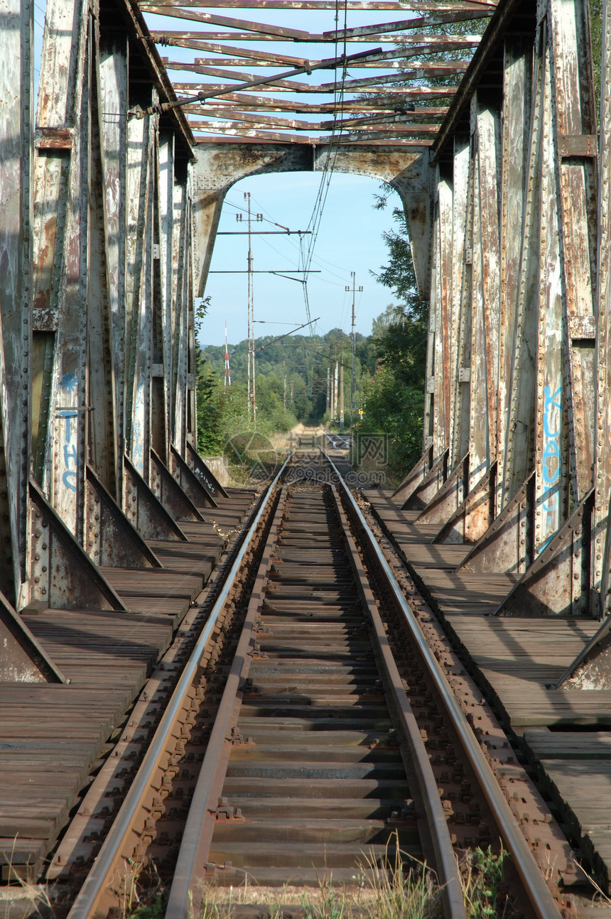 旧铁路管道蓝色领带天空运输金属电力铁轨馅饼白色场景图片