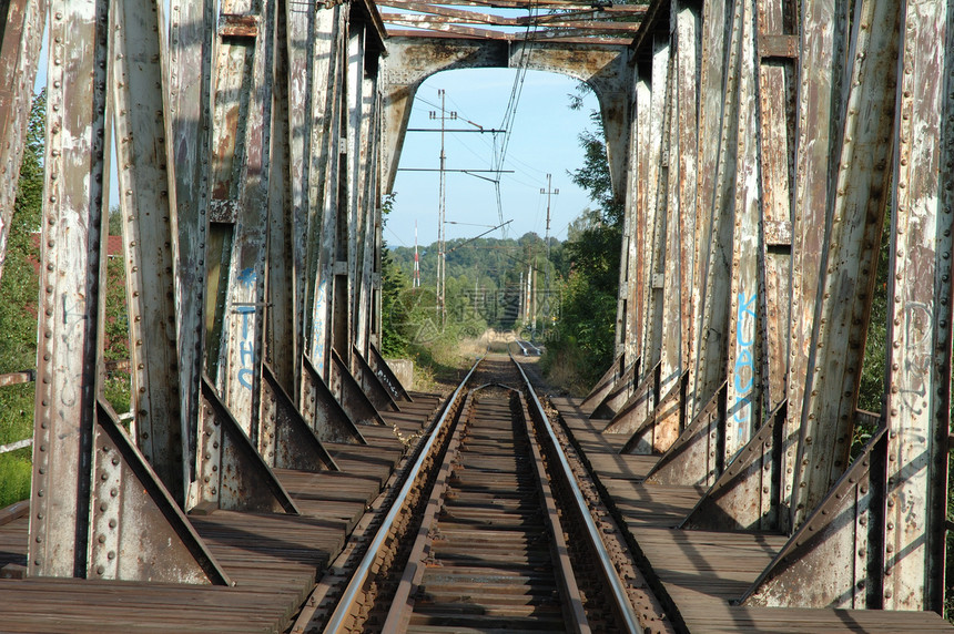 旧铁路管道天空旅行蓝色场景领带铁轨金属电力绿色白色图片