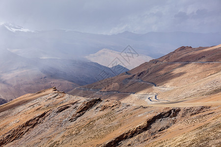 拉达克喜马拉雅山路薄雾天空爬坡旅行小路山脉运输风景泥路高度背景