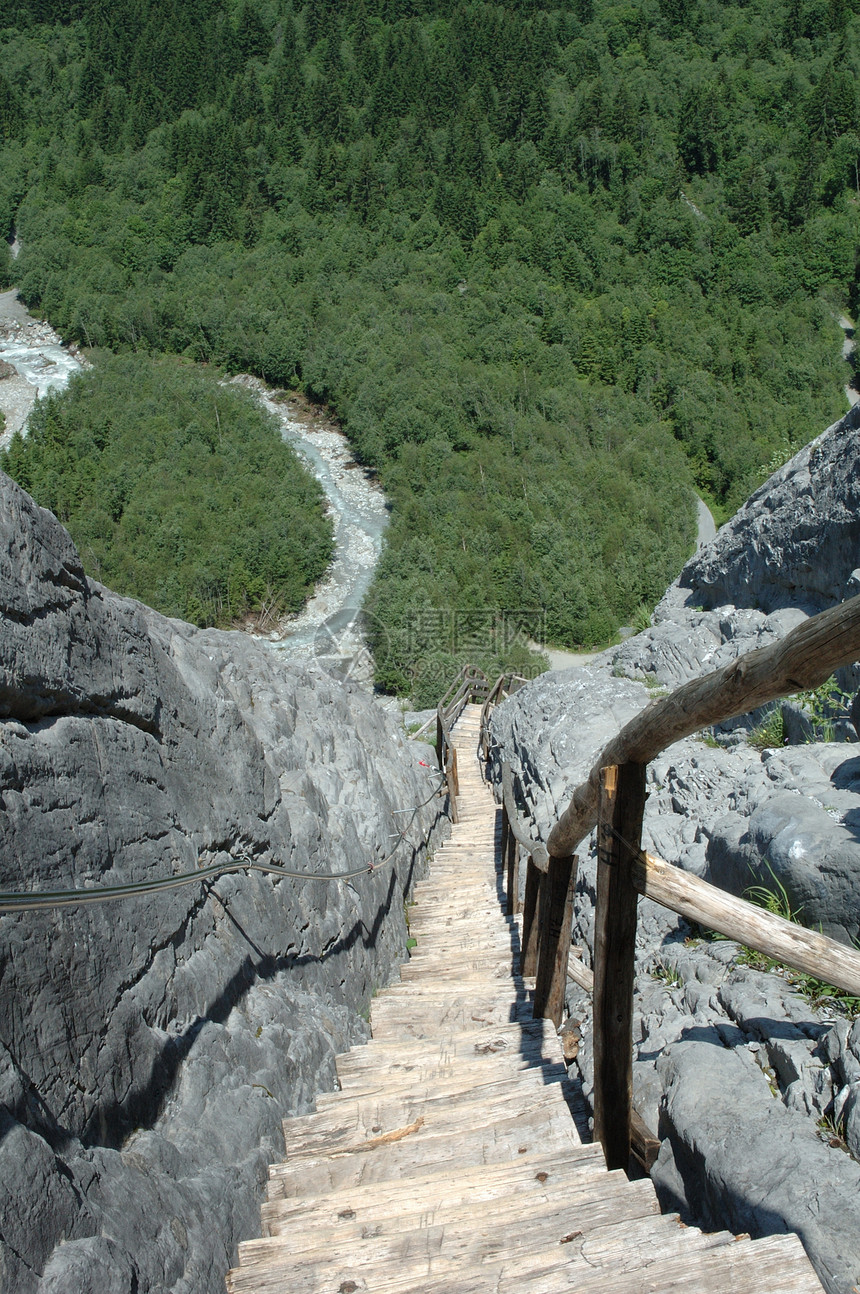 沿路的楼梯森林旅游山脉岩石踪迹绿色木头石头图片