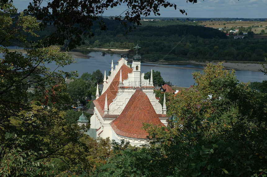 教堂屋顶城市旅行红色森林树木旅游白色分支机构绿色图片