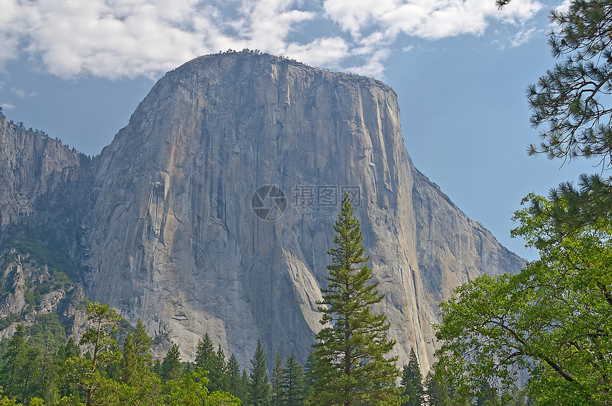 约塞米特国家公园El Capitan环境圆顶蓝色红杉天空背包国家草地灌木丛叶子图片