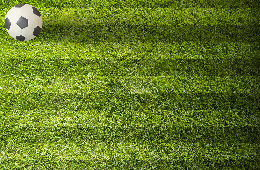 绿色田地背景的可塑塑料足球足球分数橡皮泥世界照片玩具游戏六边形皮革雕塑场地图片