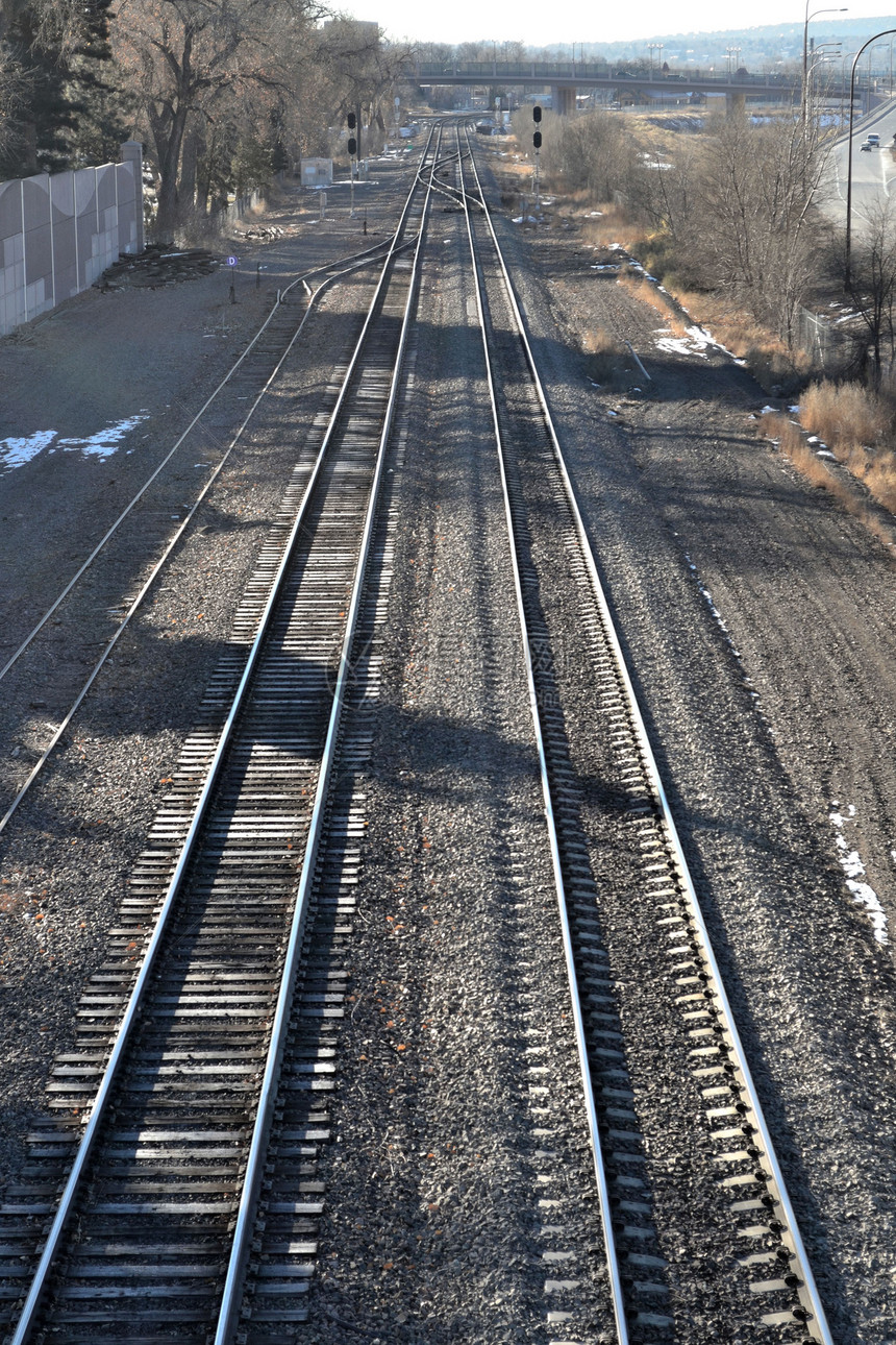 火车轨道铁轨日光运输铁路阴影旅行太阳岩石货物地面图片