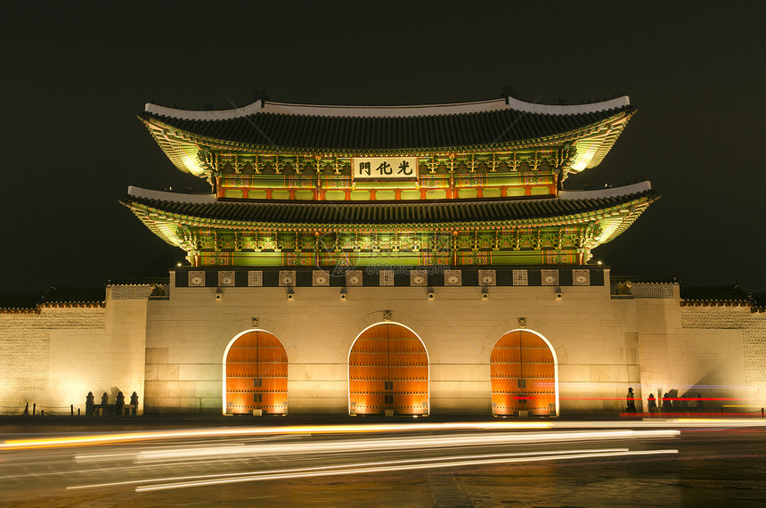 晚上在韩国南部汉城宫的关门历史建筑物地标游客建筑学交通旅游城市图片