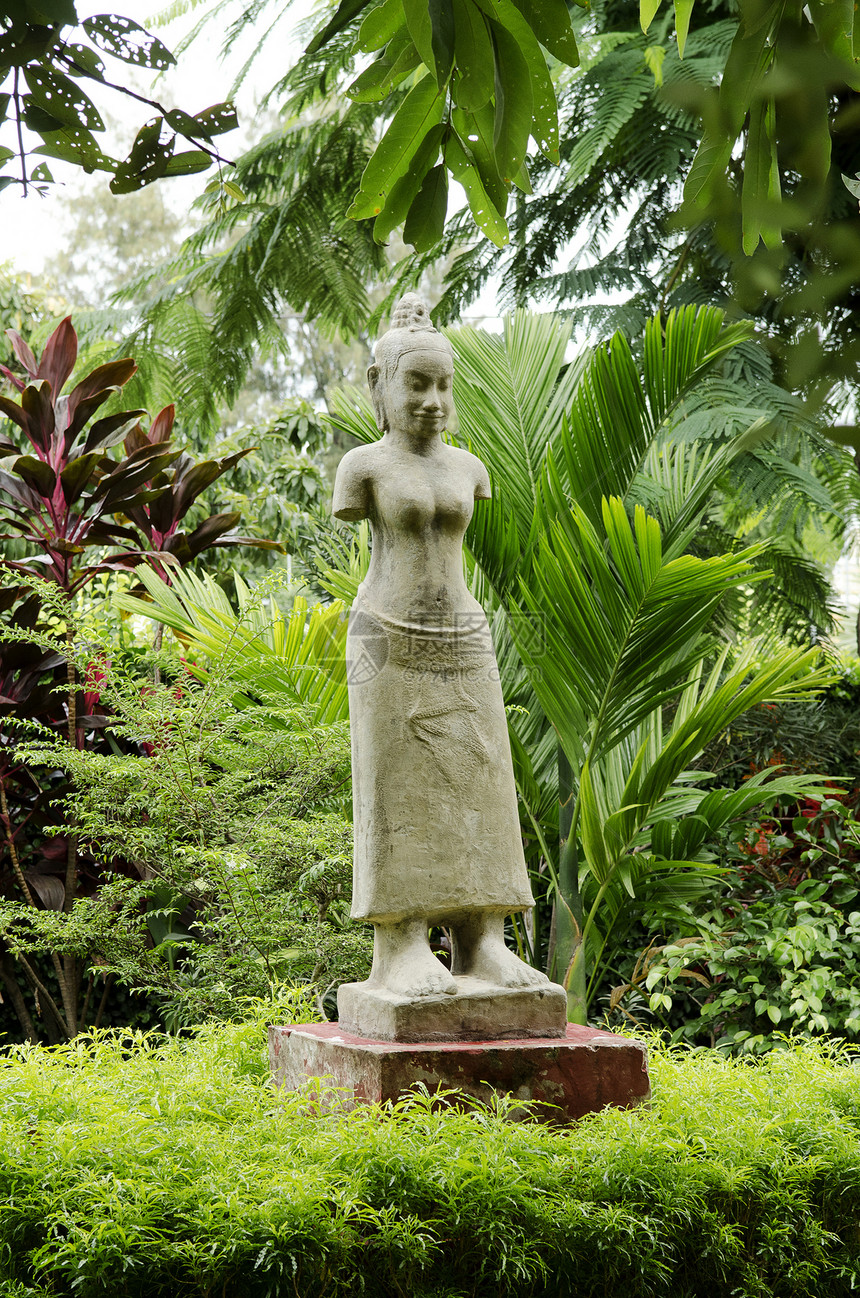 金边柬埔寨花园中的佛像佛教徒旅行艺术花园宗教数字雕像图片