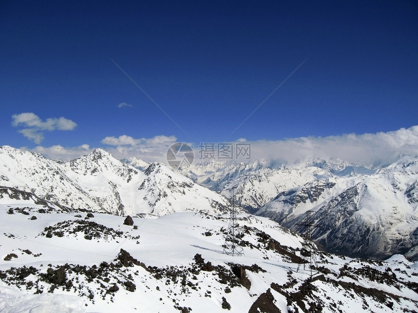 蓝天和云下高山天空石头滑冰岩石蓝色滑雪天蓝色白色危险季节图片