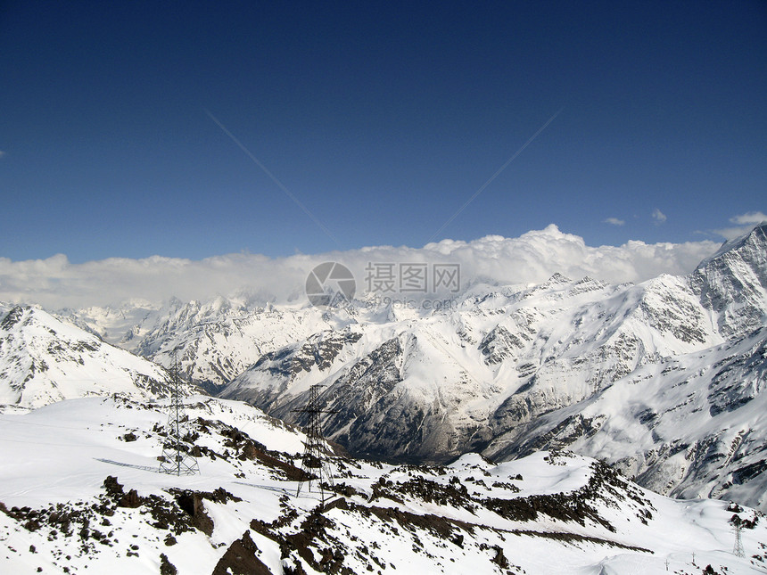 蓝天和云下高山天蓝色季节危险蓝色滑雪石头岩石白色天空滑冰图片