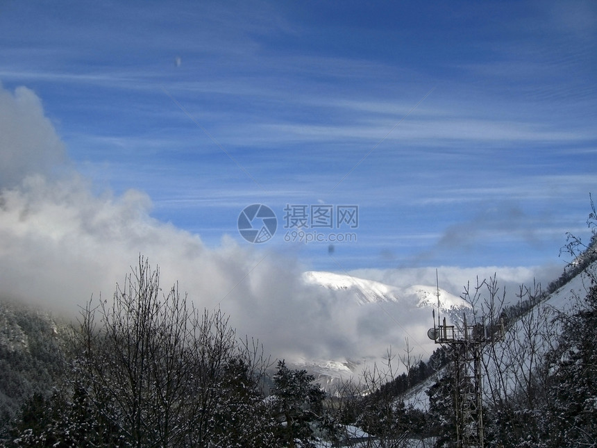 蓝天和云下高山蓝色滑冰天蓝色空气天空石头岩石滑雪季节危险图片