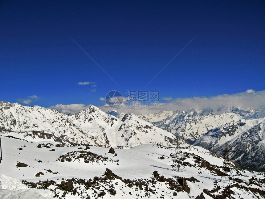 蓝天和云下高山风景水晶高山滑雪板全景天空单板石头岩石山峰图片