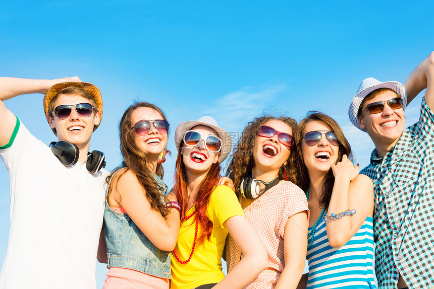 身戴太阳眼镜和帽子的青年群体夫妻乐趣阳光照射喜悦男性舞蹈派对朋友们蓝色团体图片