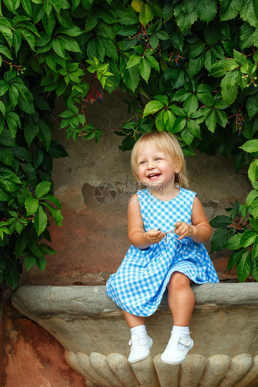 穿裙子的小女孩诡计藤蔓宝贝紫外线孩子们公园幼崽幸福树叶叶子图片