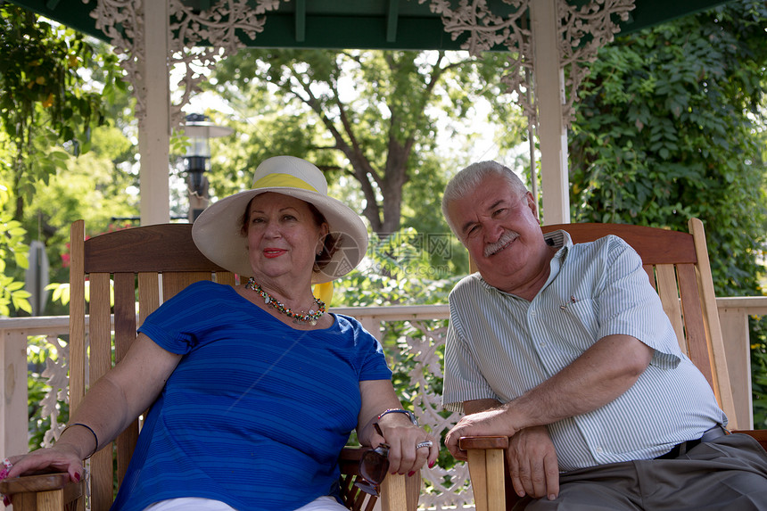 年长夫妇看相片退休情谊老年假期同伴女士乐趣甲板婚姻夫妻图片
