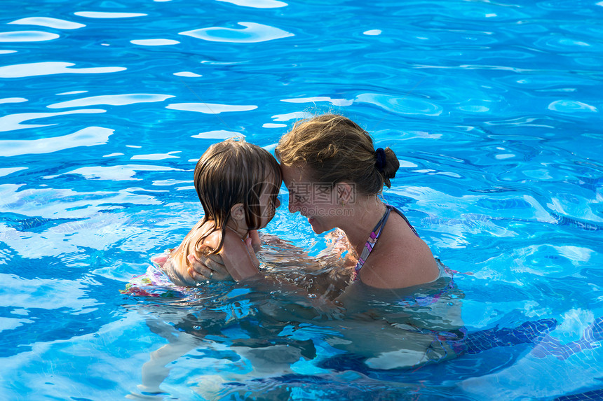 母亲和女儿在游泳池玩得开心图片