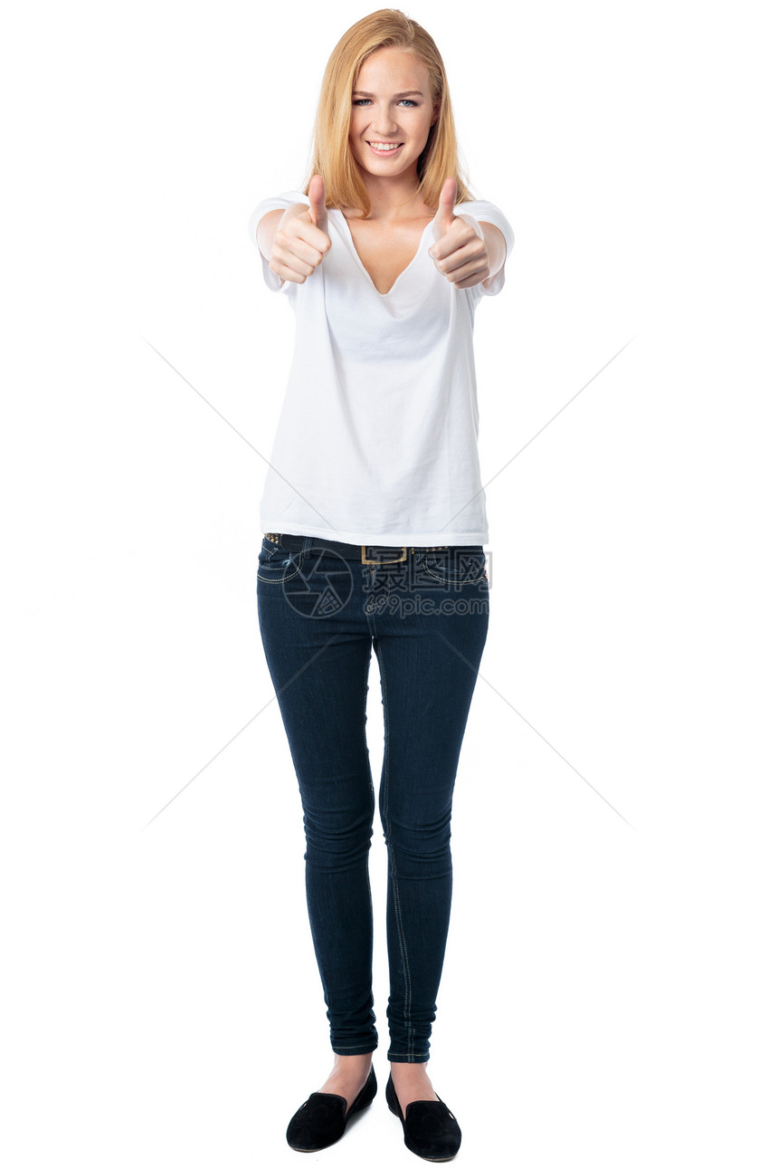 年轻女人举起双拇指手势金发女士女性微笑图片