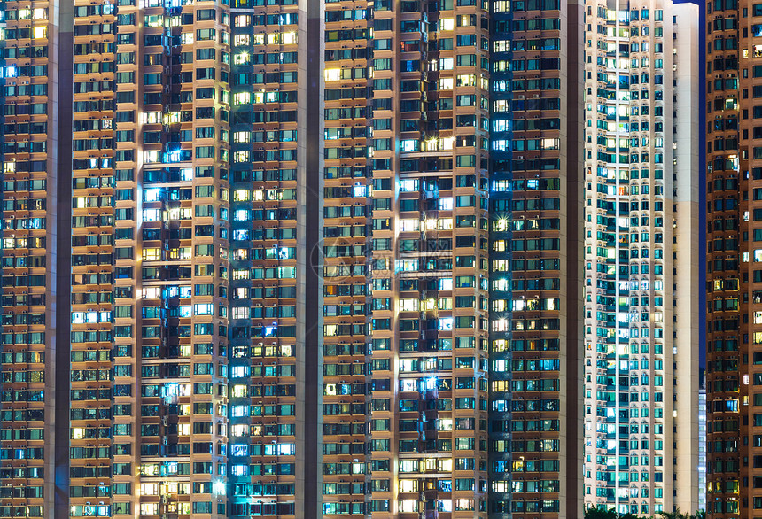 夜间公寓楼大楼窗户地板住房财产建筑学生活住宅高楼基础设施城市图片