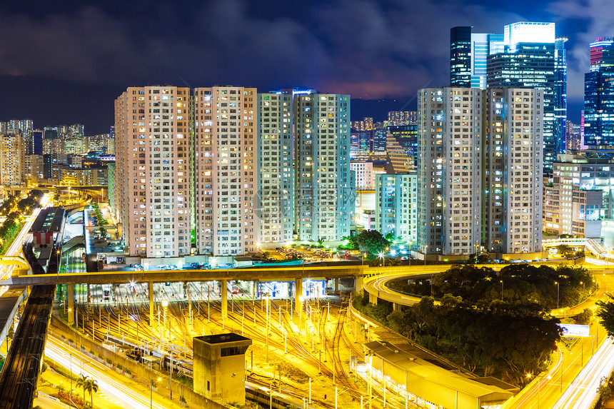 夜间下城和高速公路工具街道方法摩天大楼金融场景速度旅游旅行建筑物图片