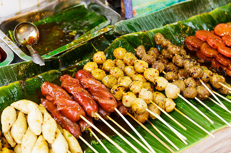 香蕉假泰国风格的街头烧烤食品小吃食物鱼丸牛肉香蕉沙爹街道烤棒摊位香肠背景