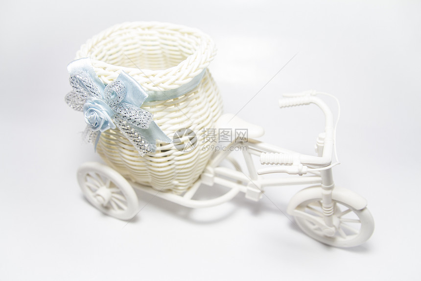 自行车玩具篮子展示白色塑料蓝色丝带图片