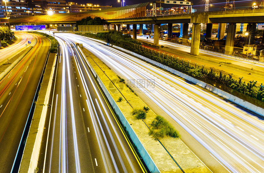 晚上在高速公路上繁忙交通视角踪迹通道运动图片