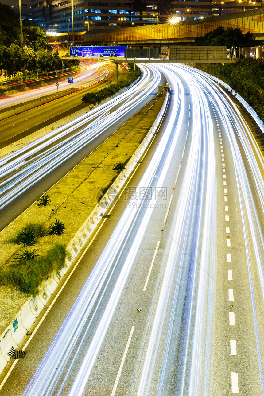 高速公路交通繁忙运动视角通道踪迹图片