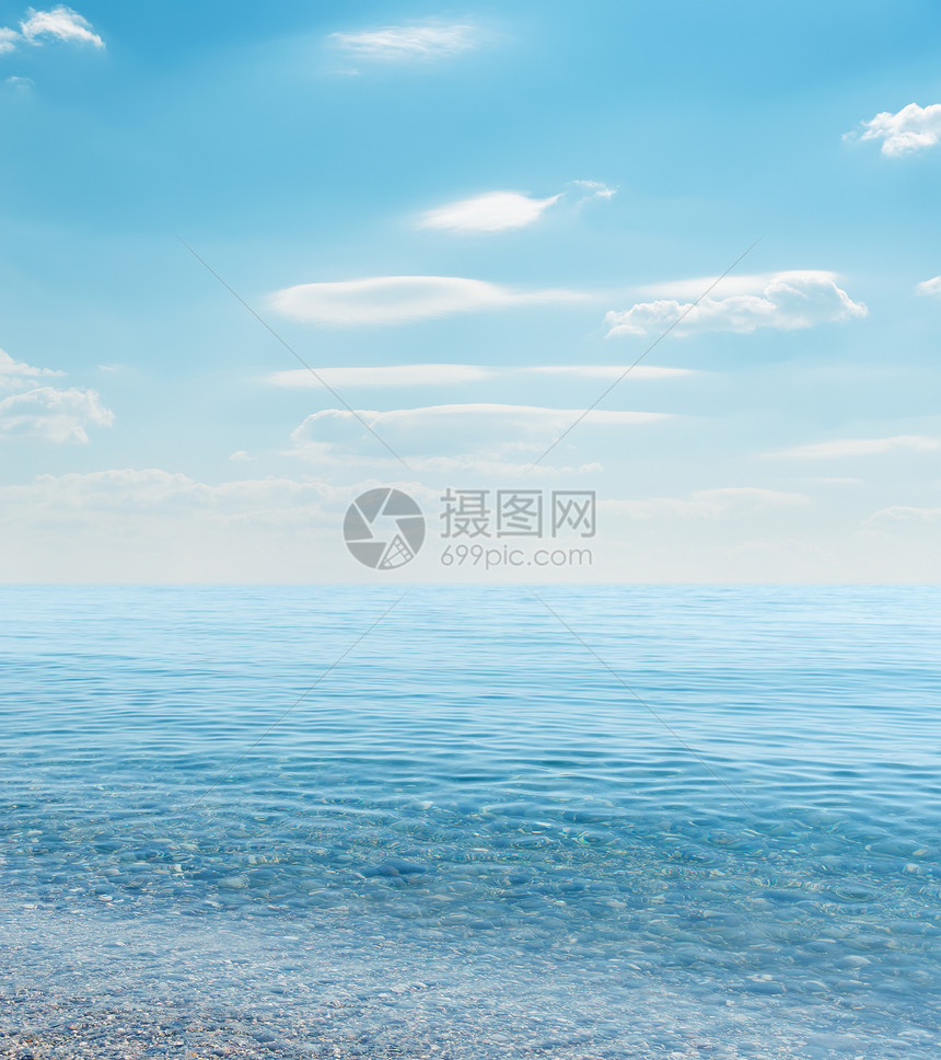 蓝海和多云的天空海浪晴天太阳假期海景支撑海滩海洋天堂热带图片