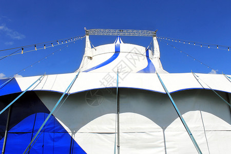 扁平风马戏团马戏团大顶帐篷低角度视图背景