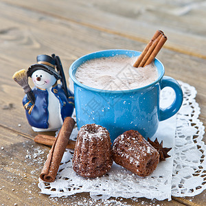 棉花糖和小企鹅热巧克力加小蛋糕正方形肉桂装饰品巧克力杯子雪人蓝色棉花糖星星星形背景