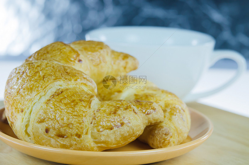 美味可口的羊角面包美食小吃甜点食物盘子脆皮糕点包子杯子棕色图片