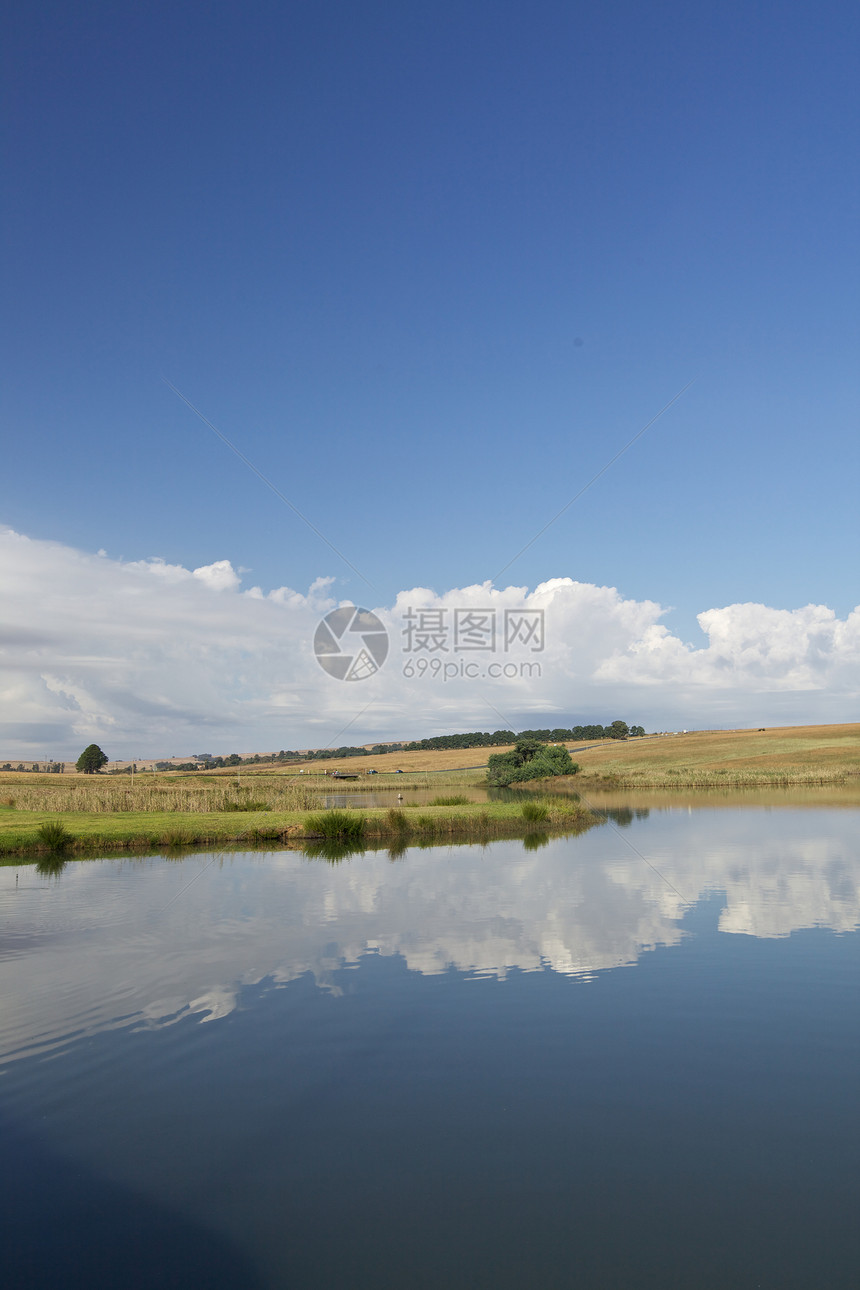 自然水库草地反射交通树木蓝色汽车天空岩石驾驶图片