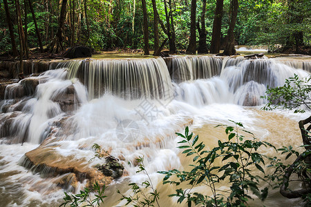 北碧府瀑布树叶树木森林场景雨季热带雨林城市岩石绿色背景